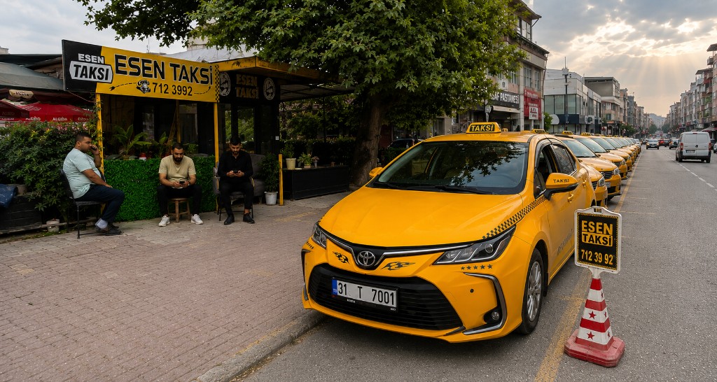 Dörtyol taksi durağında sarı taksi aracı
